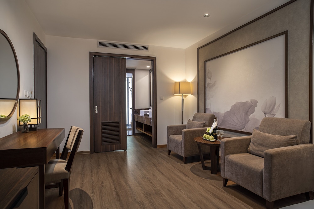 Lake View Suite photo 2