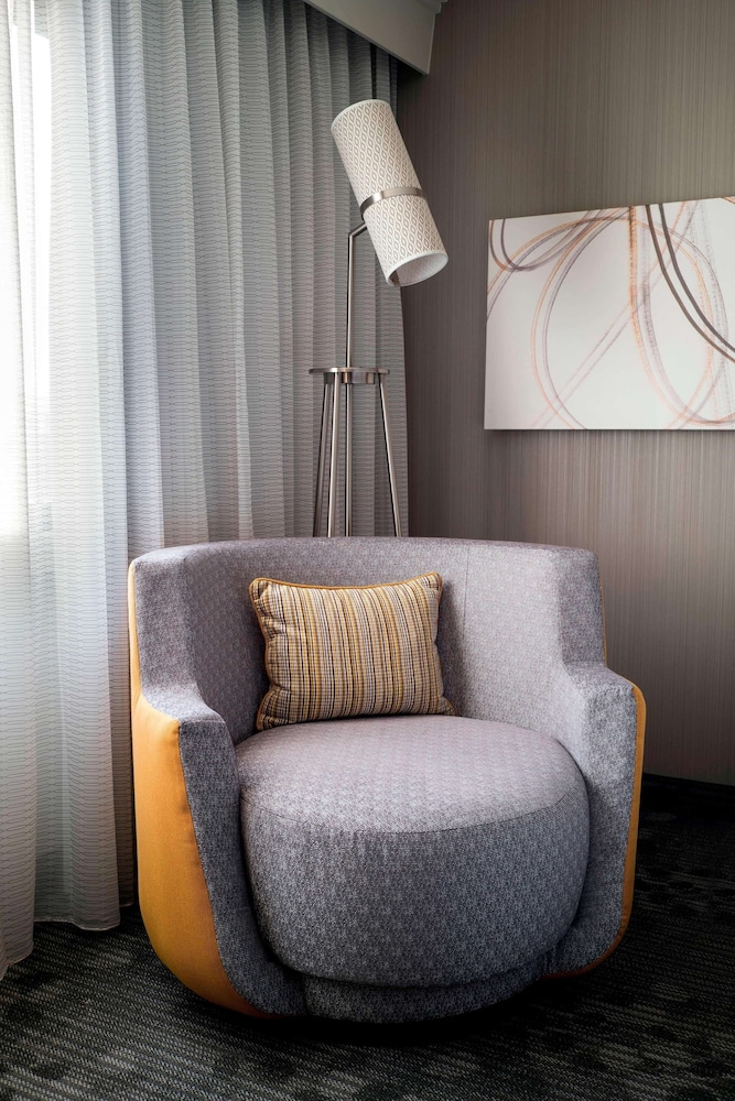 Deluxe Room, 1 King Bed with Sofa bed - Photo 4