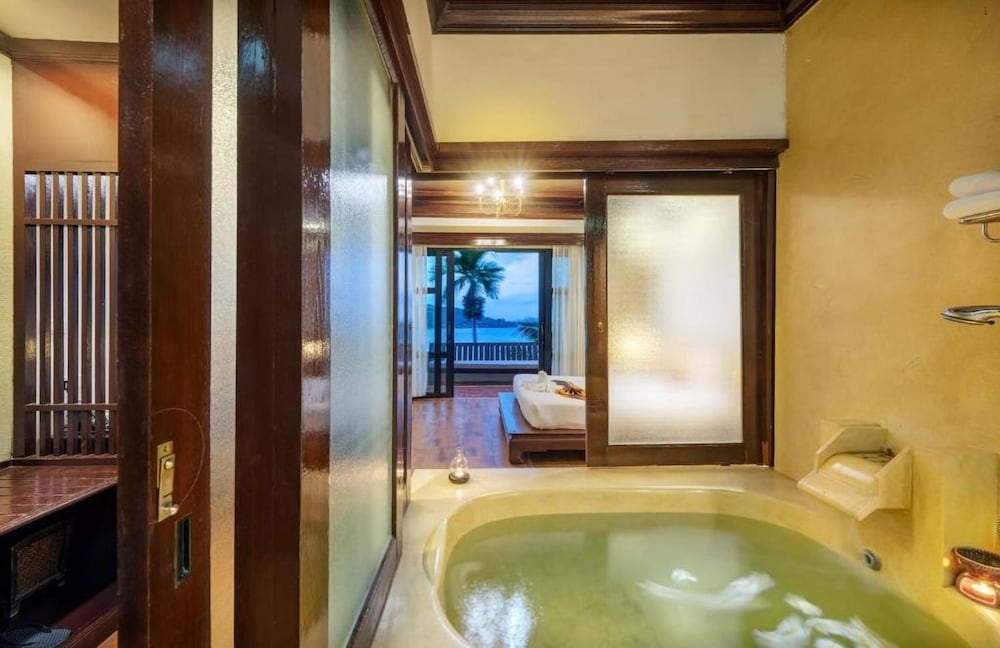 Deluxe Suite, Sea View - Photo 16