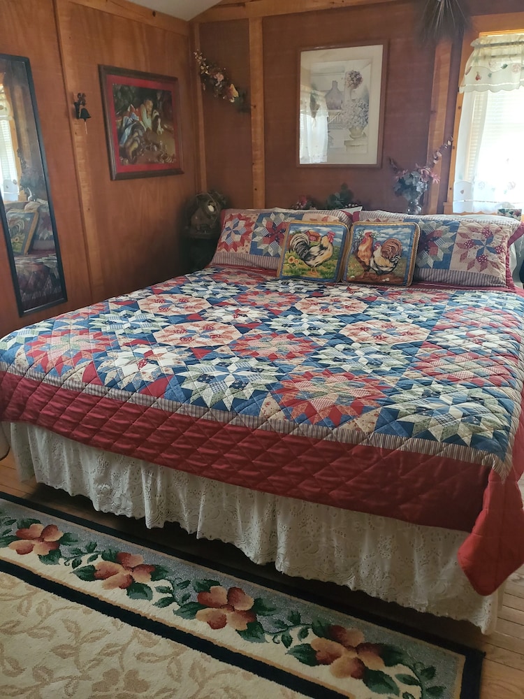 Basic Room (The Red Barn Stall With Shared Bath) photo 1