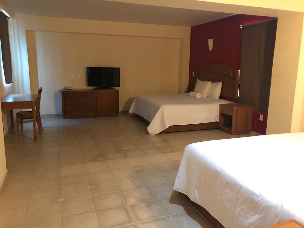 Suite, Non Smoking (2 King Beds) photo 1