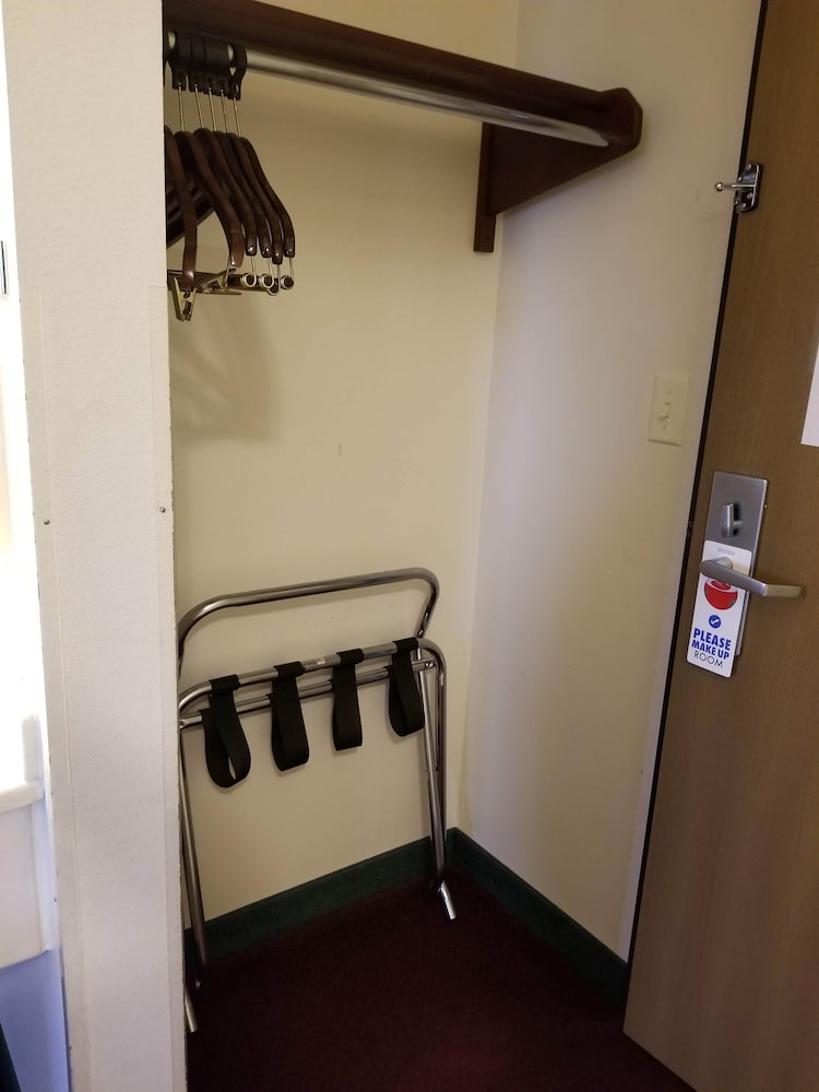 Standard Room, 2 Queen Beds, Non Smoking - Photo 9