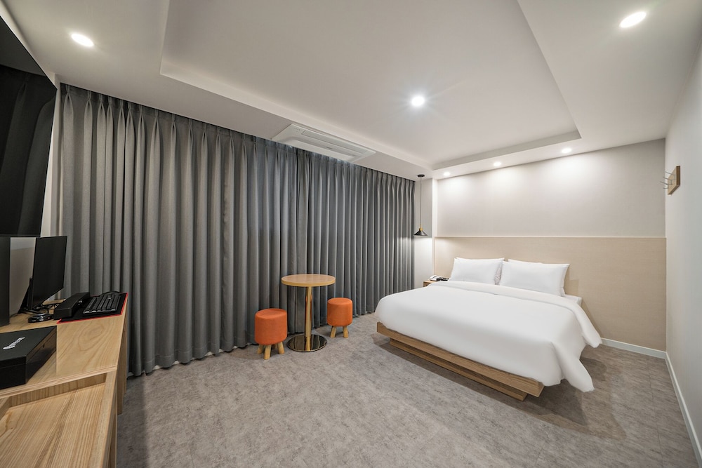 Premium Double Room, 1 Queen Bed, Non Smoking, Private Bathroom (Self Check-in)