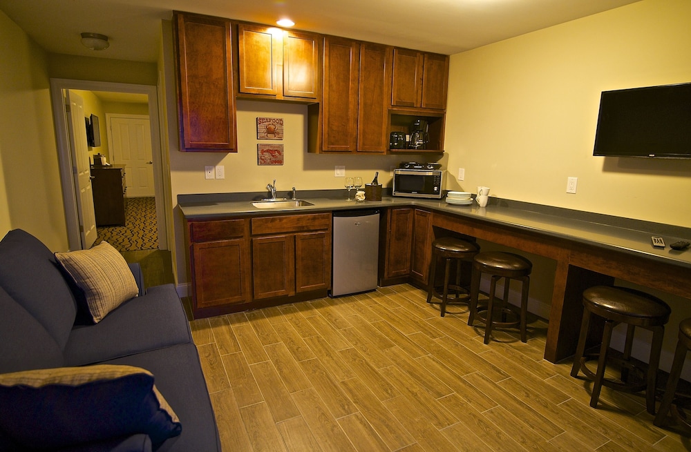 Pelham Suite, 2 Queen and 1 Sofa Bed, Kitchenette, Oceanfront Private Balcony photo 2