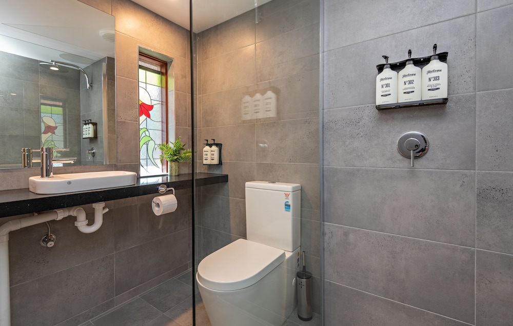 Executive Room, 1 Queen Bed, Lake View, Free Wi-Fi & Parking photo 3