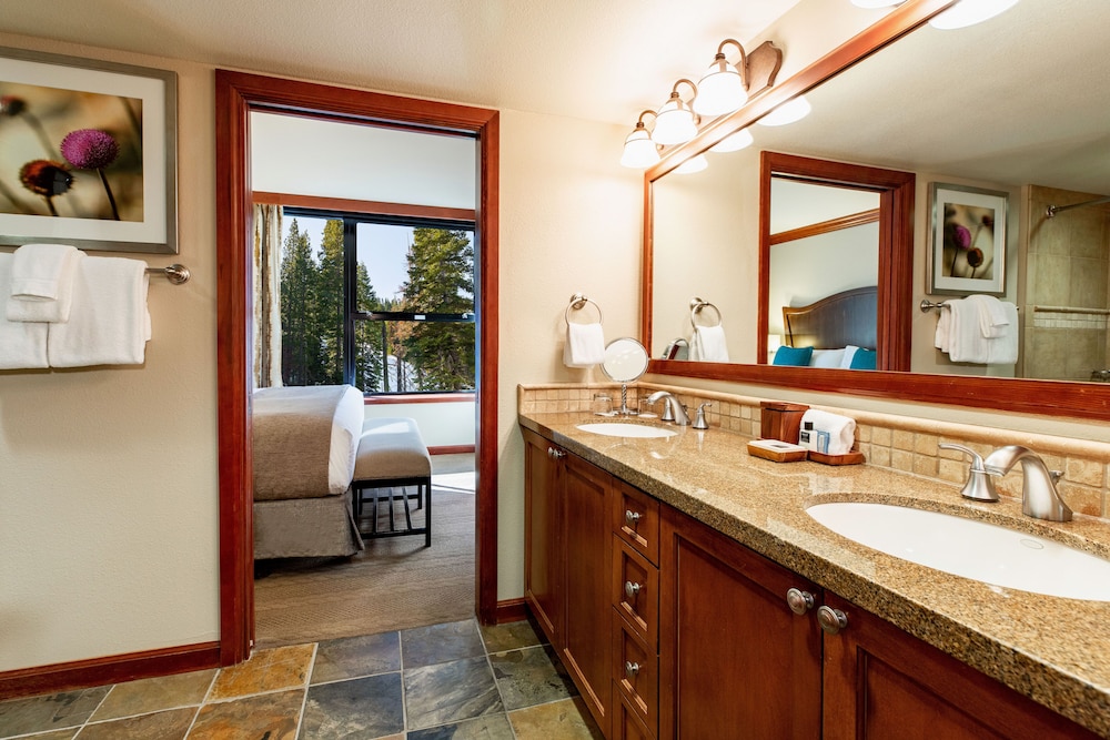 Deluxe Suite, Fireplace, Valley View - Photo 3