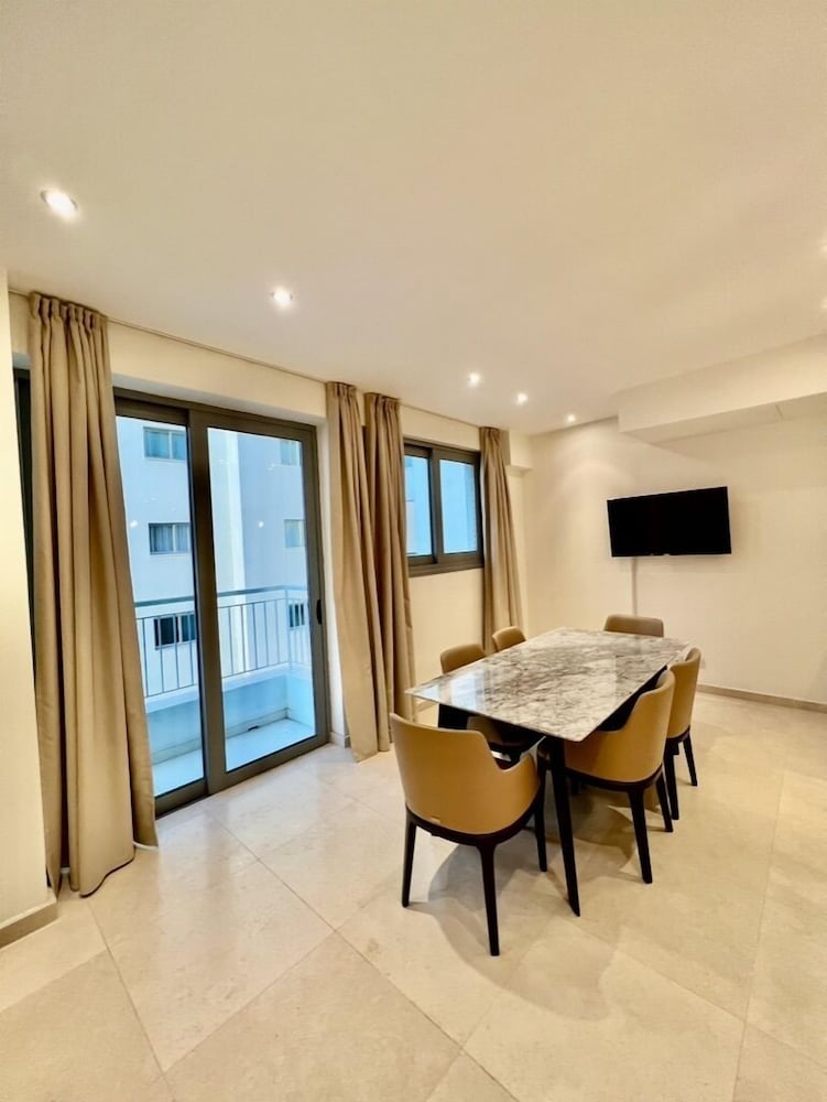Luxury Apartment, 2 Bedrooms, Balcony