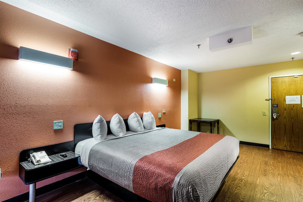 Business Room, 1 King Bed, Non Smoking, Refrigerator - Photo 6