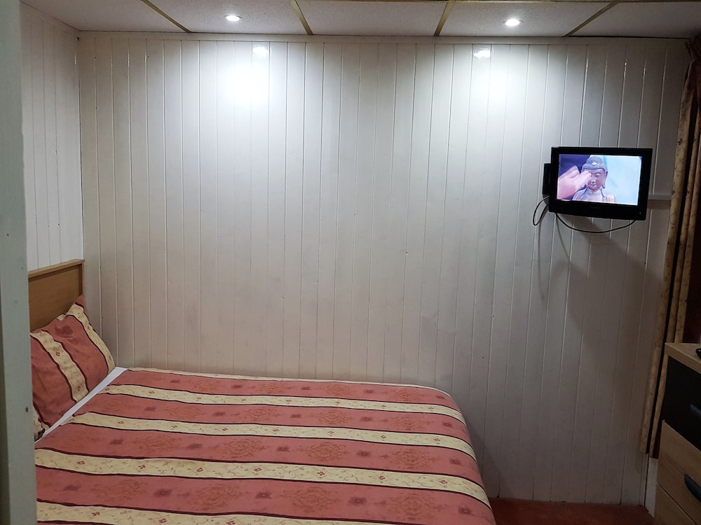 Basic Double Room, Ensuite - Photo 2