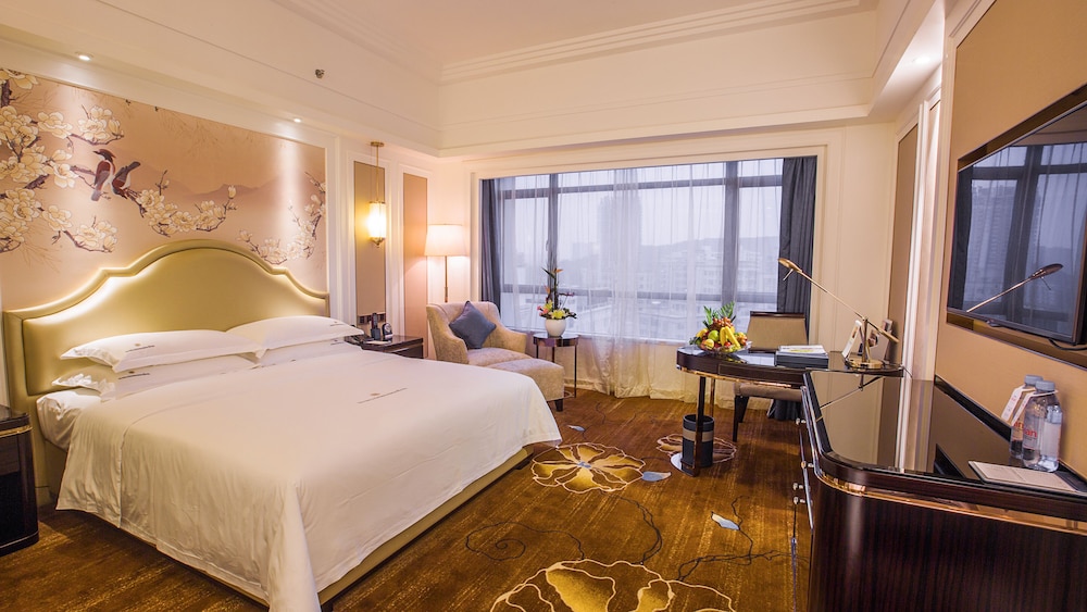 Deluxe Room, 1 King Bed photo 1
