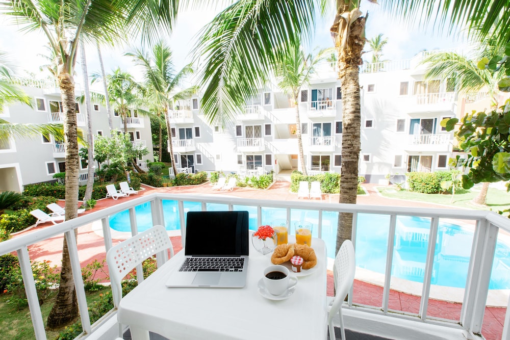 Economy Studio, Multiple Beds, Pool View photo 2