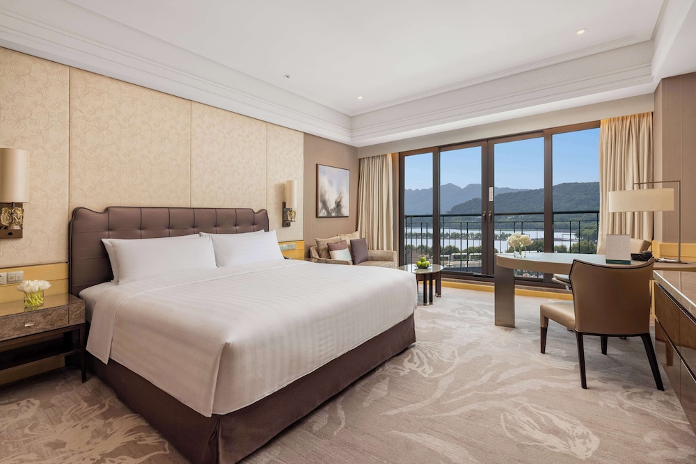 Horizon Lakeview King Room