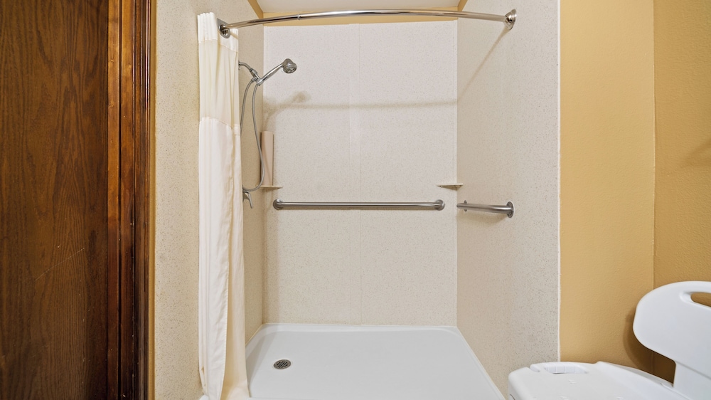 Room, 2 Queen Beds, Accessible, Non Smoking (Accessible Tub) - Photo 5