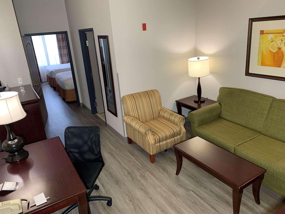 Suite, Multiple Beds, Non Smoking (2 Queenbed) - Photo 1