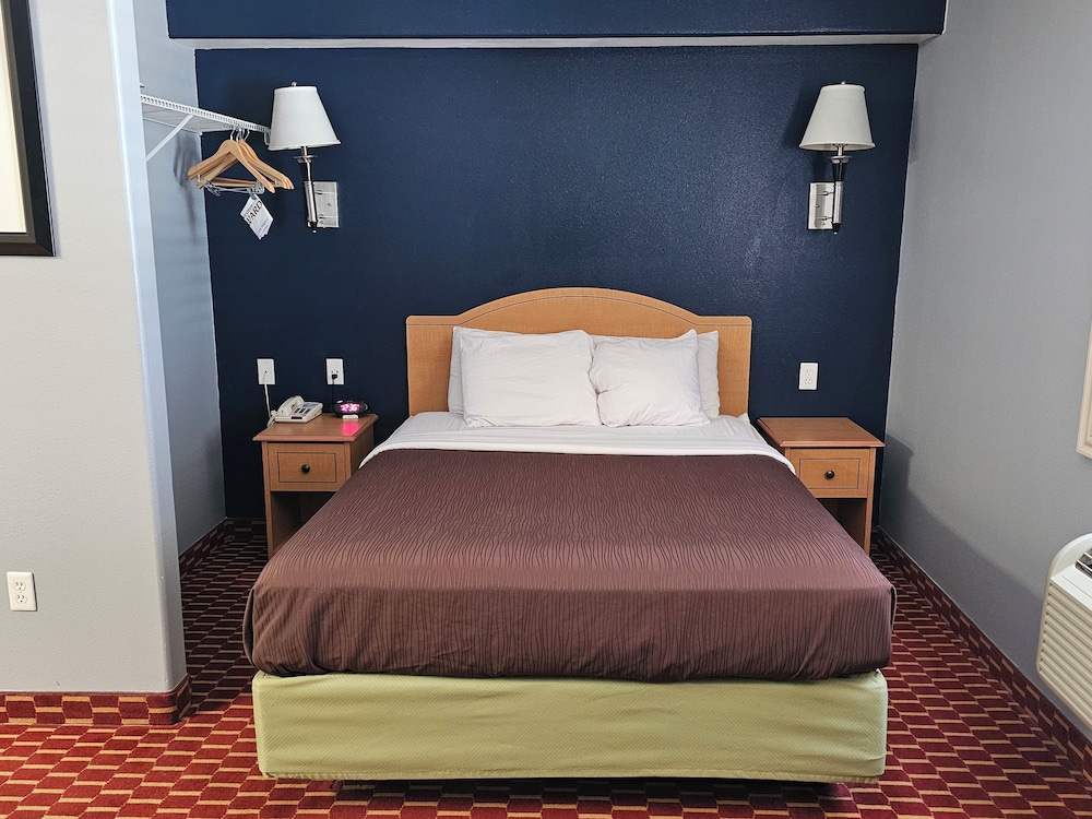 Studio Single Queen Bed