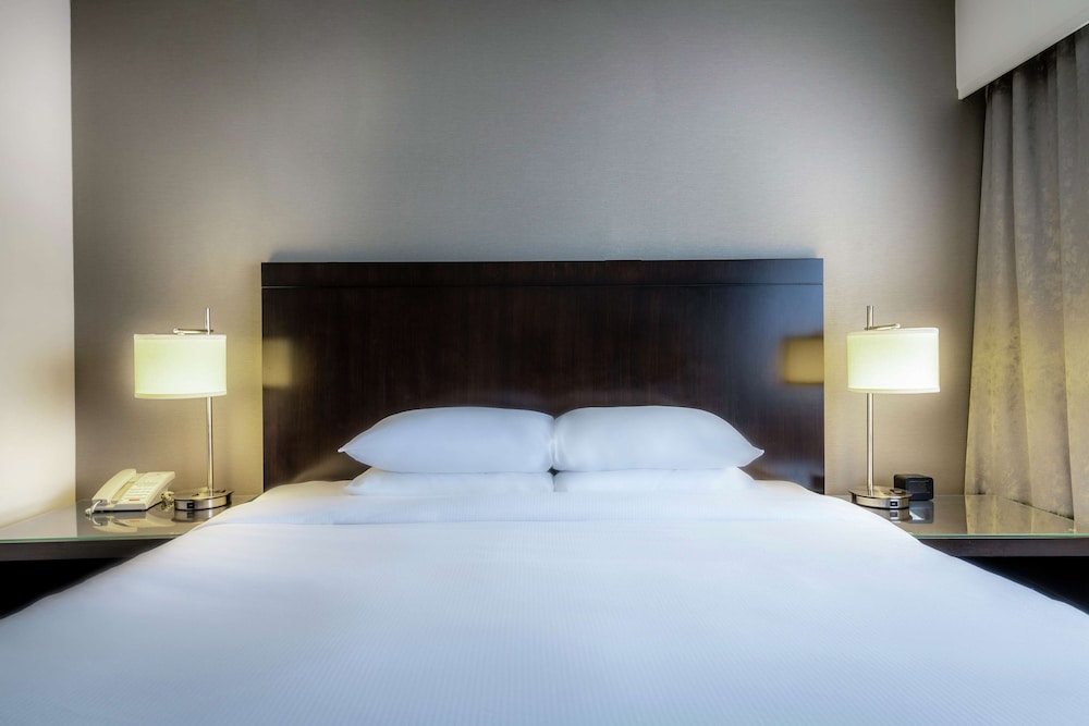 Junior Suite, 1 King Bed, Accessible, Non Smoking (Roll-in Shower) - Photo 2