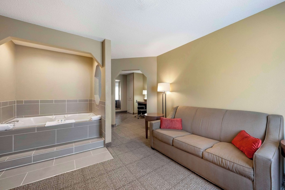 Suite, 1 King Bed, Non Smoking, Hot Tub - Photo 4