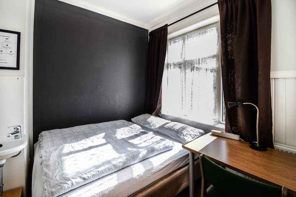 Small Budget Double Room, Shared Bathroom photo 1