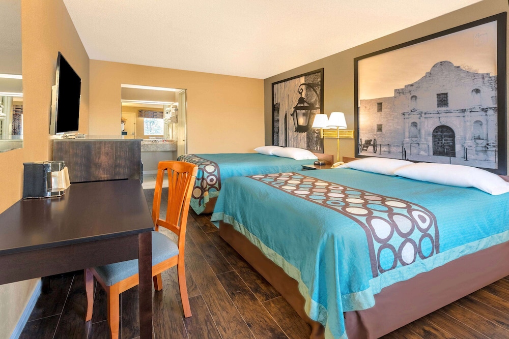 Deluxe Room, 2 Queen Beds, Non Smoking - Photo 1