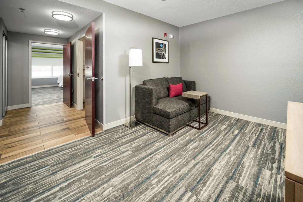 Suite, 1 King Bed, Accessible (Hearing) - Photo 5