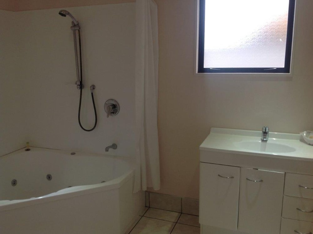 Executive King Spa Bath - Studio Unit photo 3