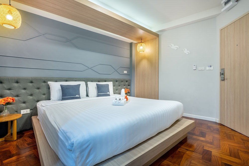 Honeymoon Single Room, 1 King Bed photo 3