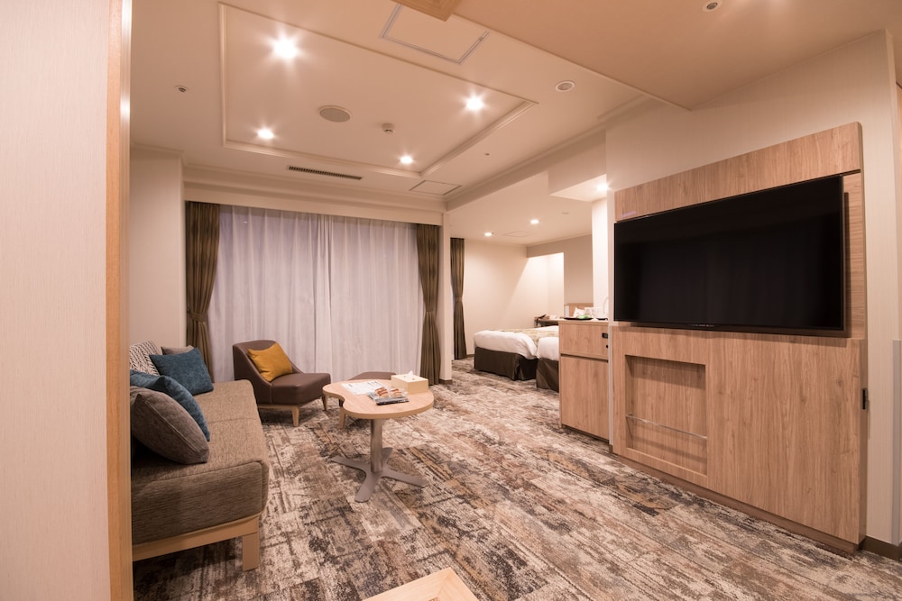 Deluxe Suite, Non Smoking, Corner (Main Tower) photo 3