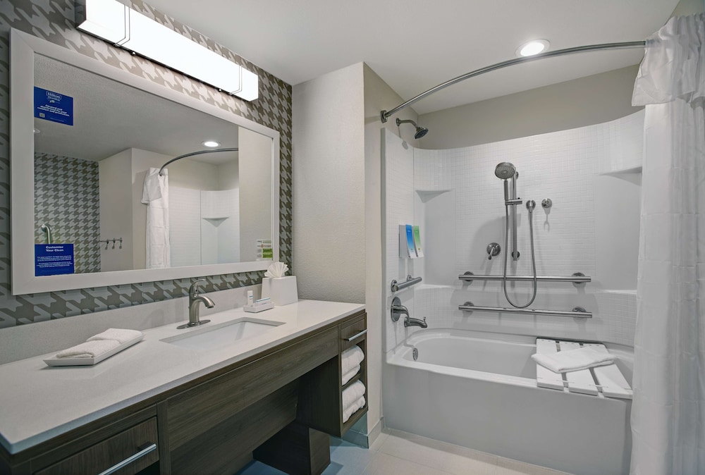 Studio, 1 King Bed, Accessible, Bathtub photo 1