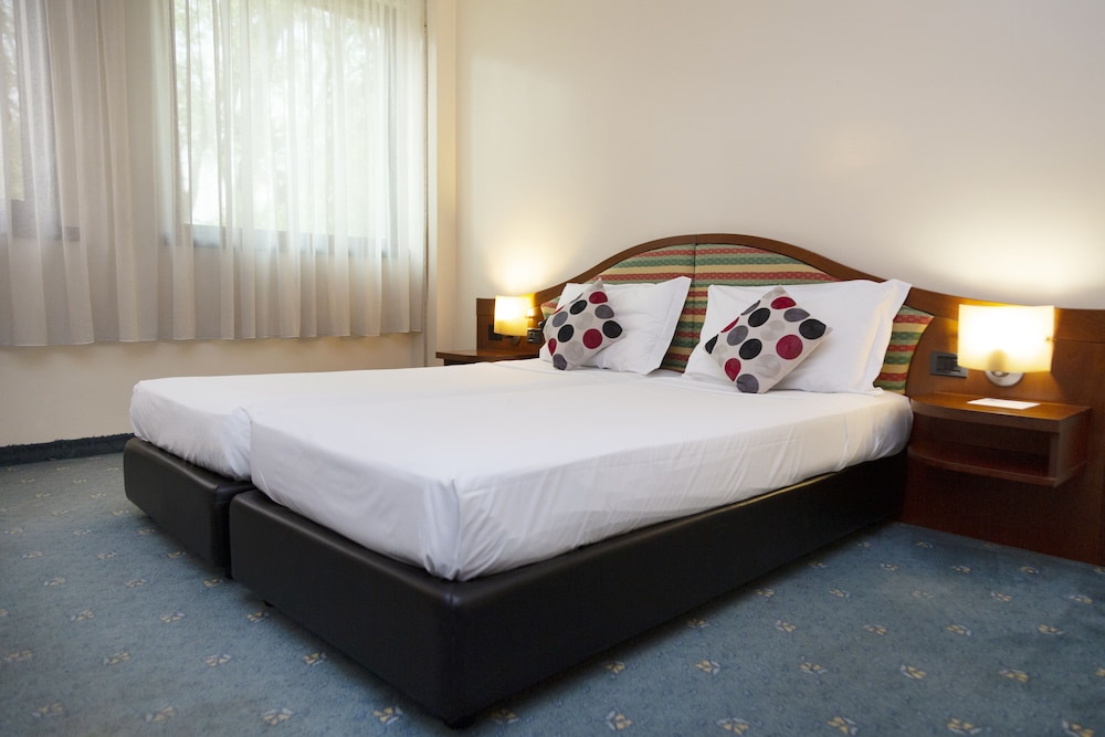 Standard Double or Twin Room - Photo 8