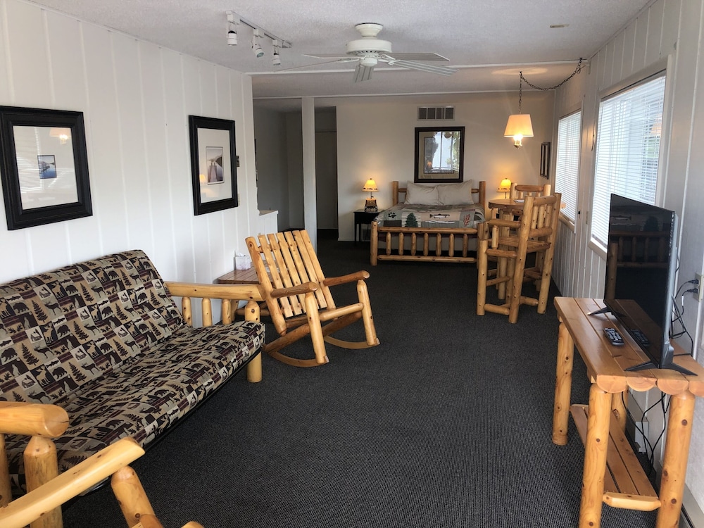 Suite, Ensuite, Lake View (Rm 8A, 1st Floor, Non-ADA)