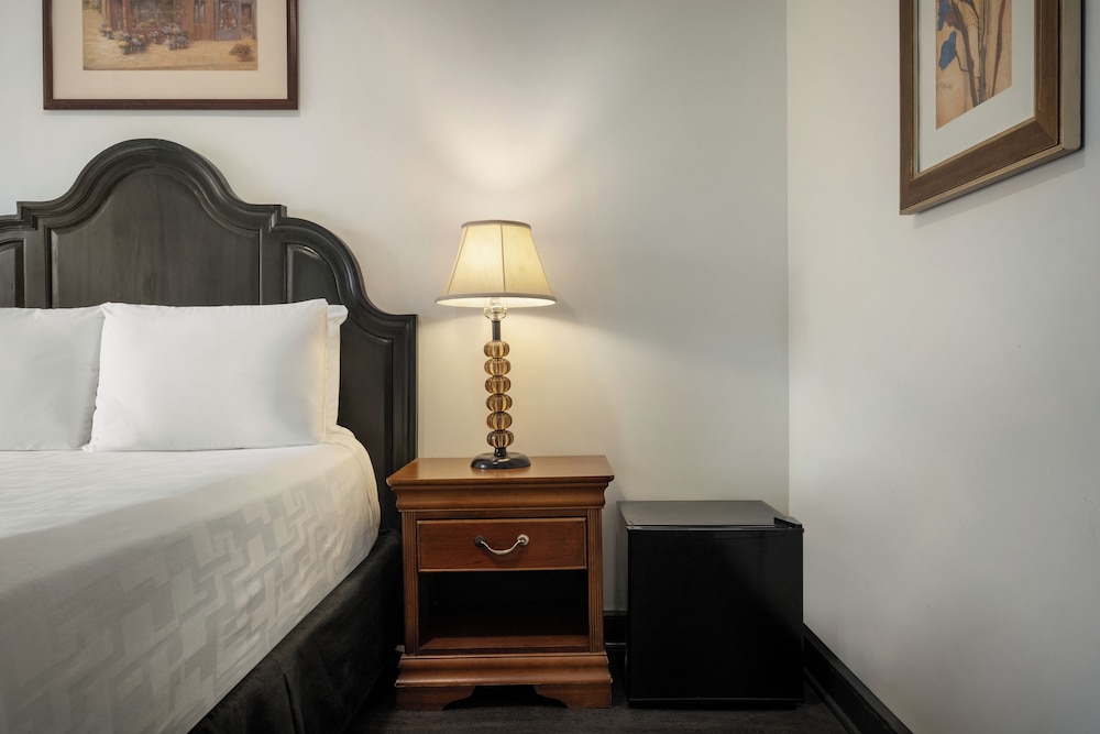 Deluxe Room, 1 Queen Bed - Photo 1