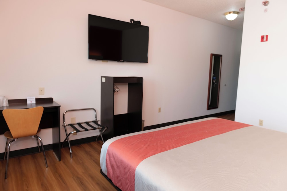 Standard Single Room, 1 King Bed, Roll-in Shower, Non Smoking photo 2