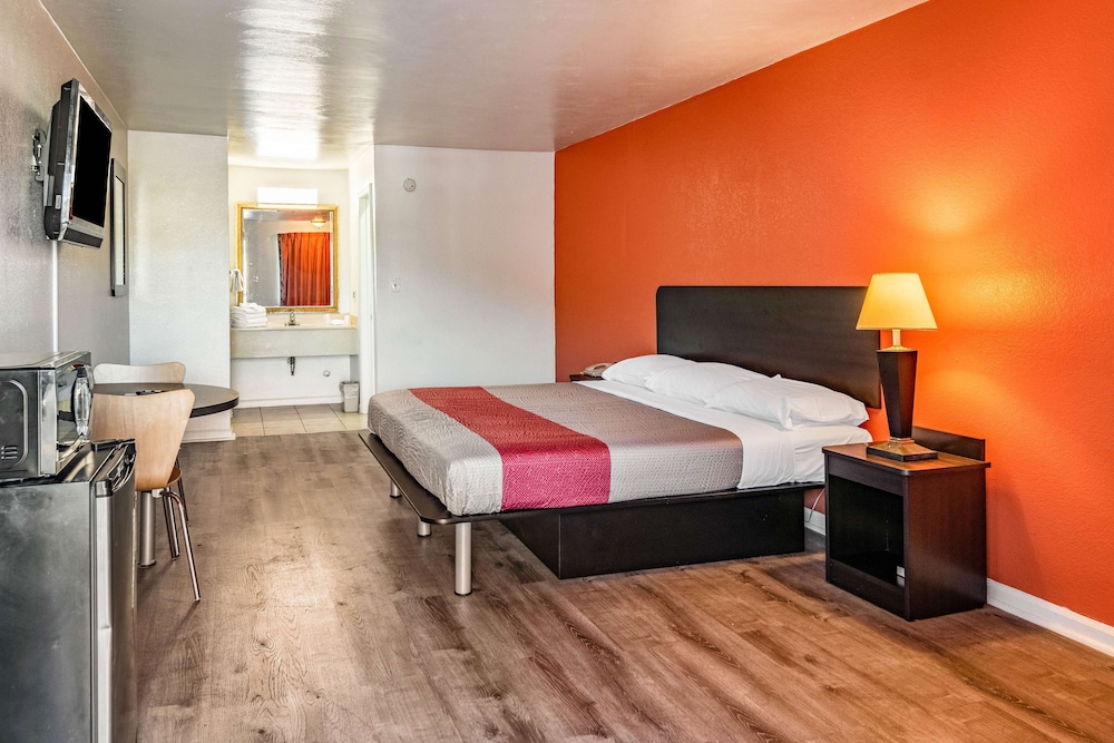 Deluxe Room, 1 King Bed, Non Smoking, Refrigerator & Microwave - Photo 7