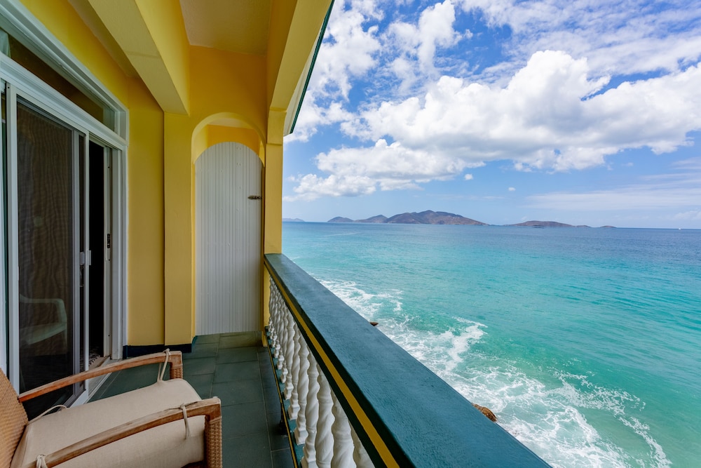 Junior Suite, Kitchen, Ocean View (Cliffside)