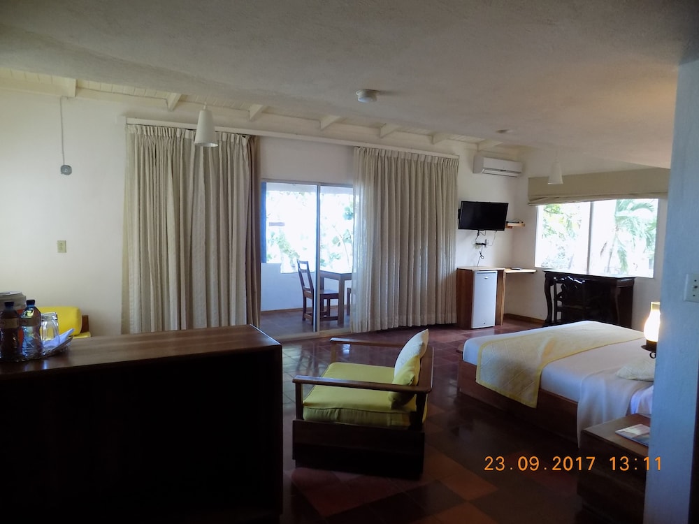 Junior Single Room, 1 King Bed, Non Smoking, Ocean View photo 2