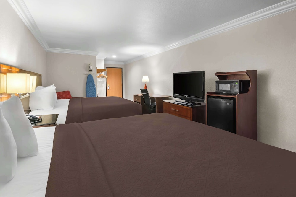 Standard Room, Multiple Beds, Non Smoking, Refrigerator & Microwave photo 2
