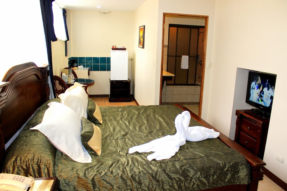 Deluxe Room, 1 King Bed - Modern Wing photo 2