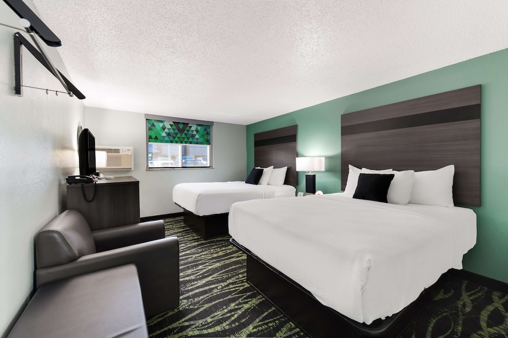 Suite, 1 Queen Bed, Non Smoking - Photo 3