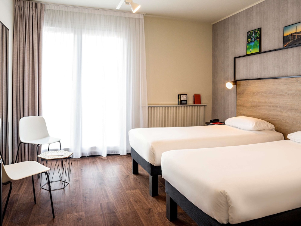 Deluxe Room, Multiple Beds (renovated) - Photo 2