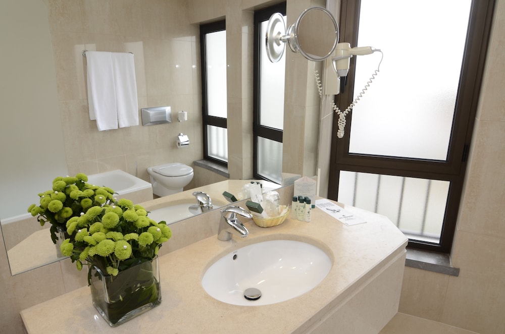 Deluxe Double or Twin Room, 1 Bedroom, Accessible thumbnail 6