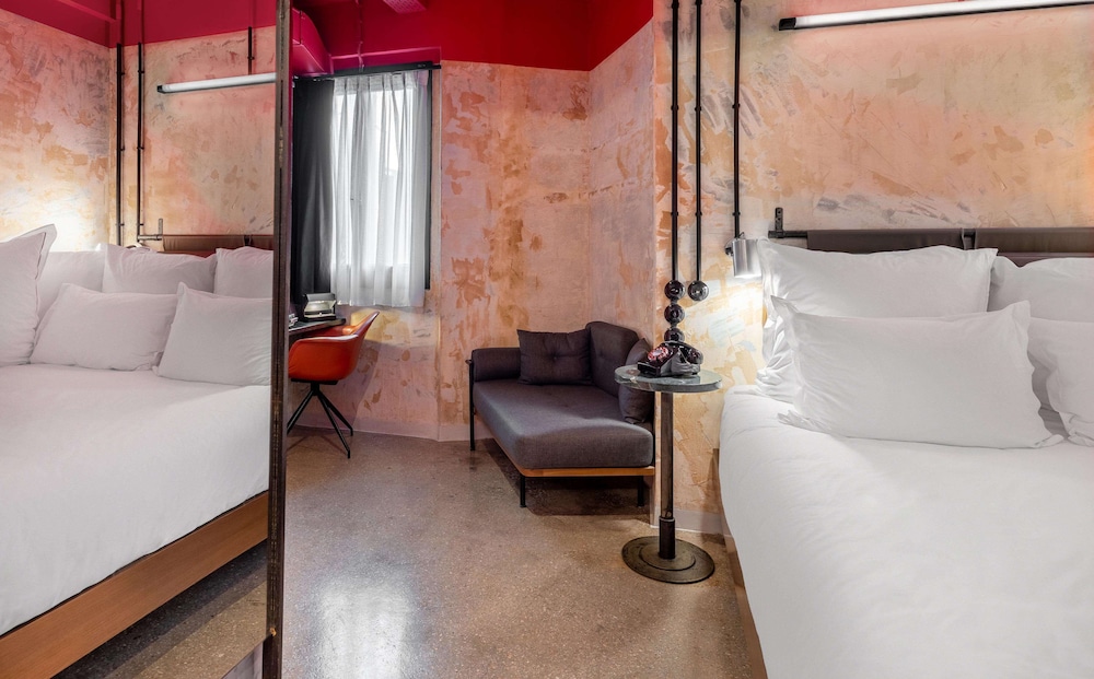 Foxy Plus King Room