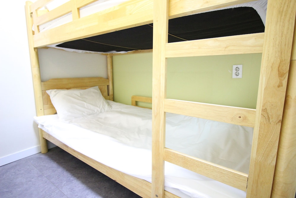 Economy Twin Room, No Windows - Photo 15