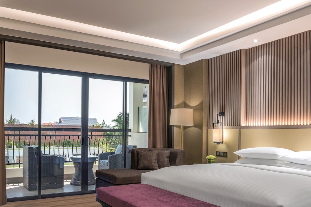 Suite, 1 King Bed, Balcony photo 2