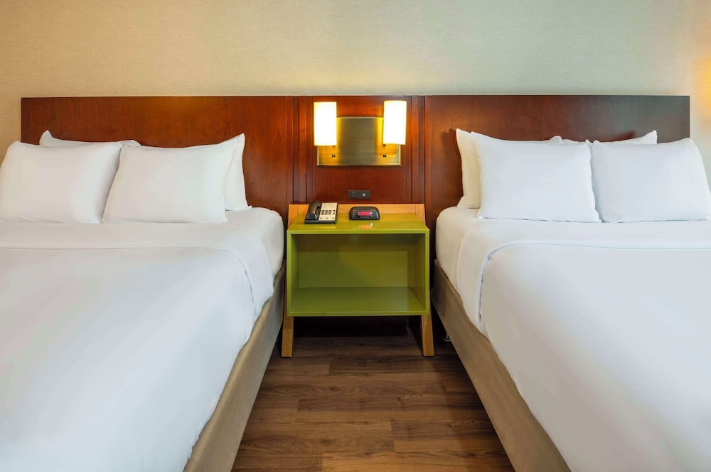 Room, 2 Queen Beds, Non Smoking - Photo 8