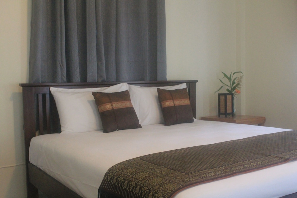 Deluxe Bungalow 3 Adults King plus Single Bed
