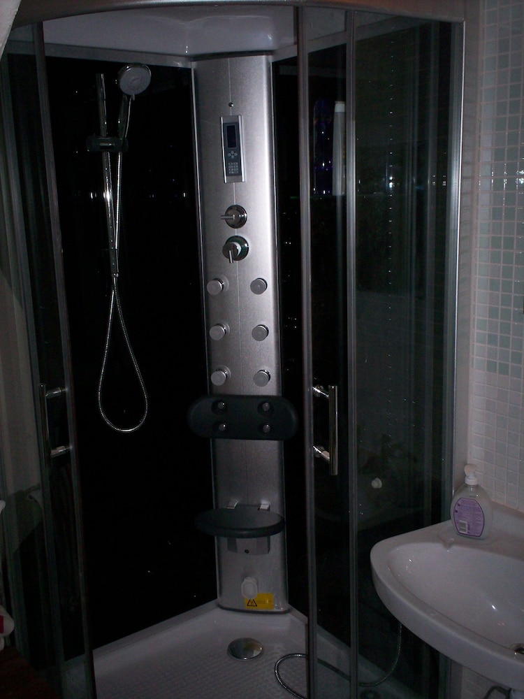 Romantic Double Room, Shared Bathroom photo 3