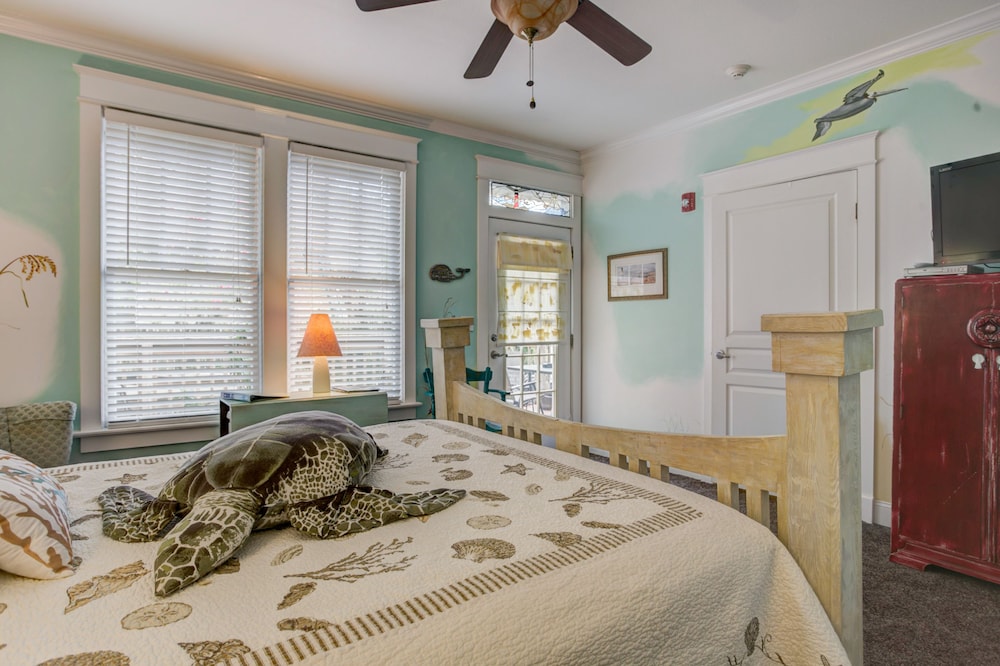 Deluxe Room, 1 Queen Bed, Accessible, Jetted Tub (Pet Friendly) photo 3