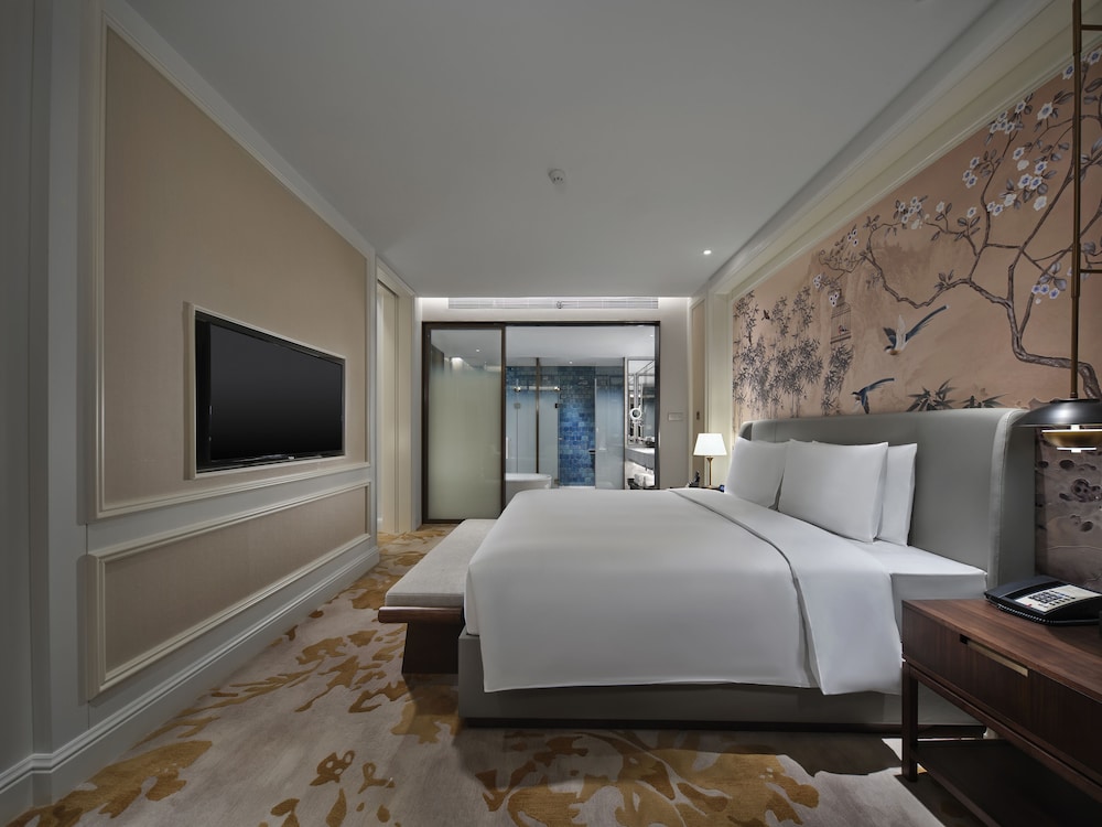 Deluxe Suite, 1 King Bed photo 3