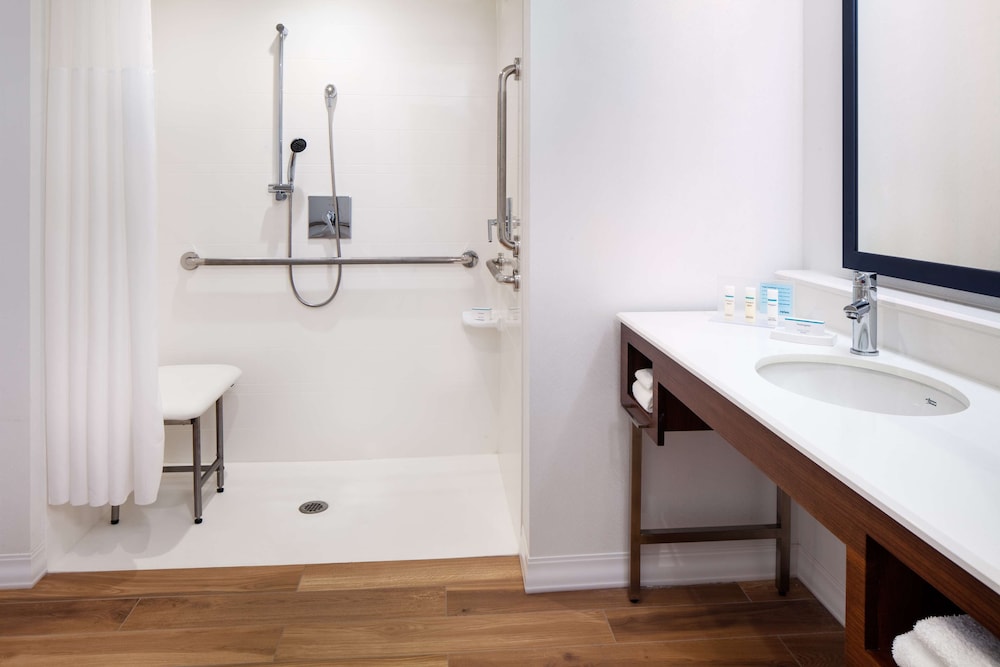 Room, 1 King Bed, Accessible, Bay View (Roll-In Shower) thumbnail 5