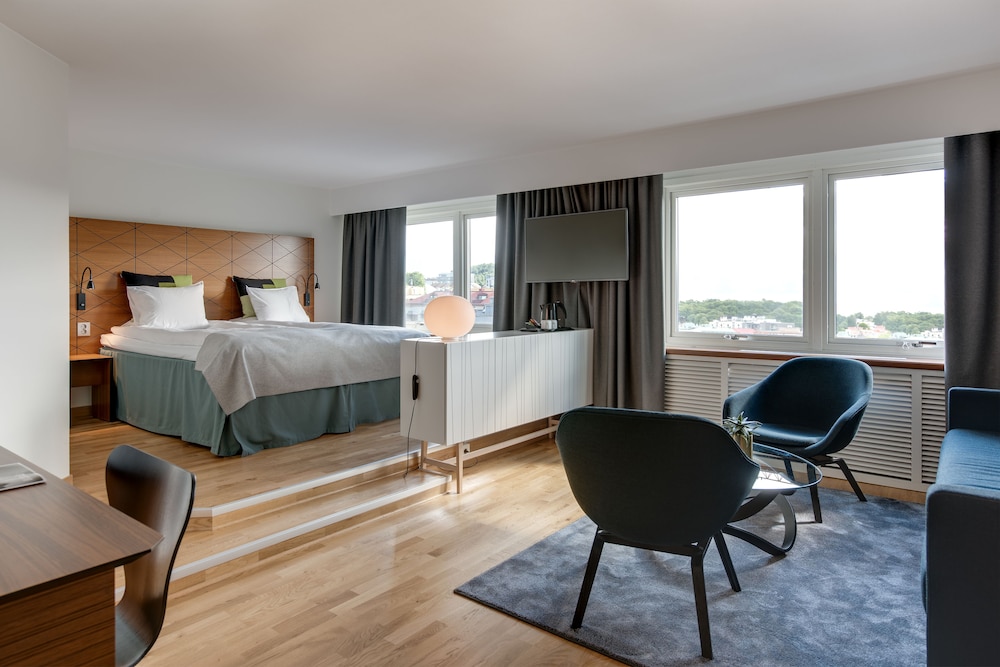 Deluxe Room, Non Smoking (2 Single Beds and Sofa Bed) photo 1
